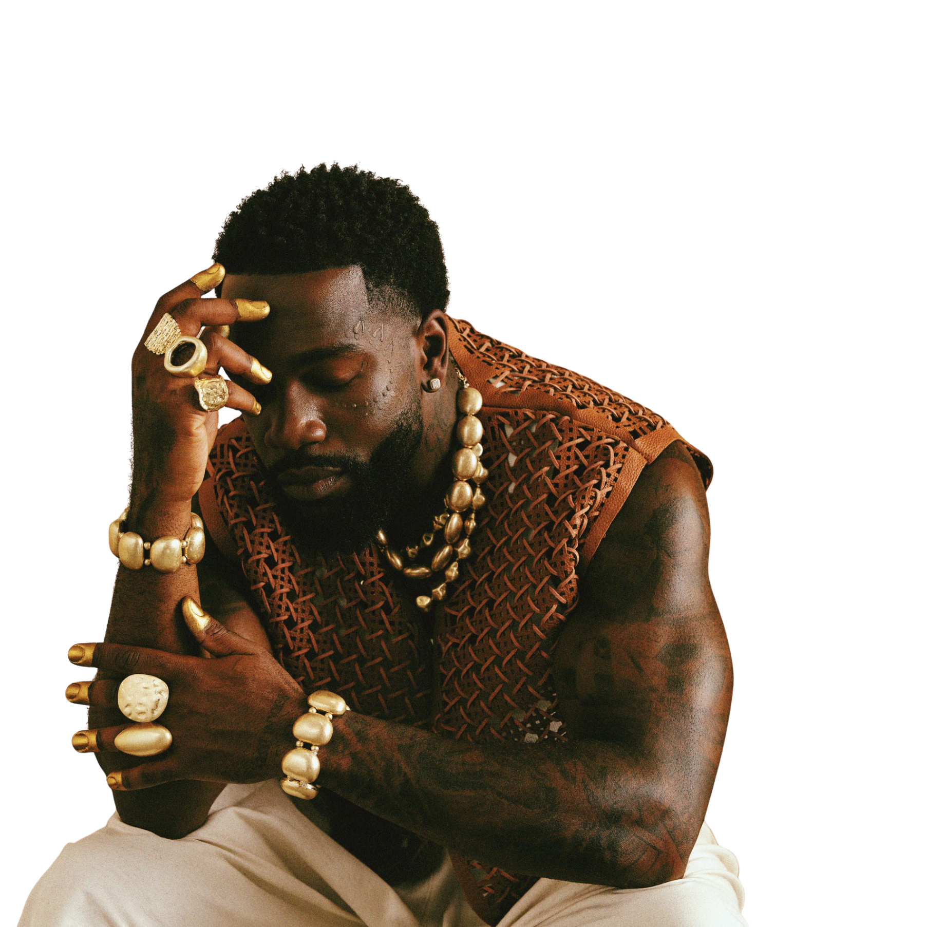 TAYC, draagt traditionele Afrikaanse sieraden, zittend portret